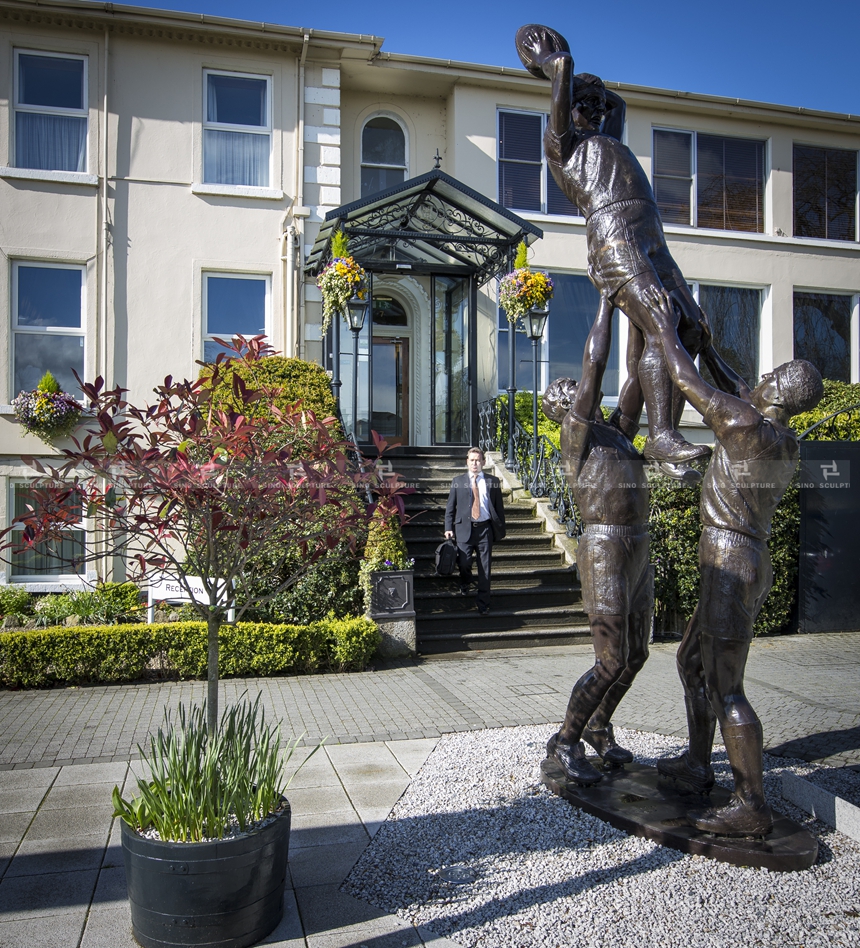 bronze-sculpture-casted-casted-bronze-sculpture-Silicon-bronze-conemporary-art-sculpture-Rugby statue-persons-American football-Ireland-SANDYMOUNT-HOTEL-sculpture.jpg