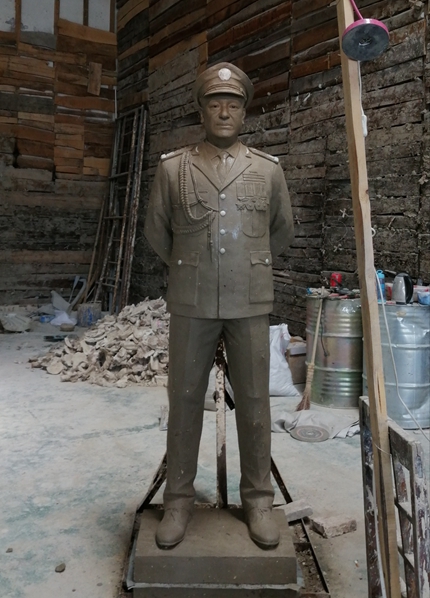 casting-bronze-statue-army-general-statue-clay-mould.jpg