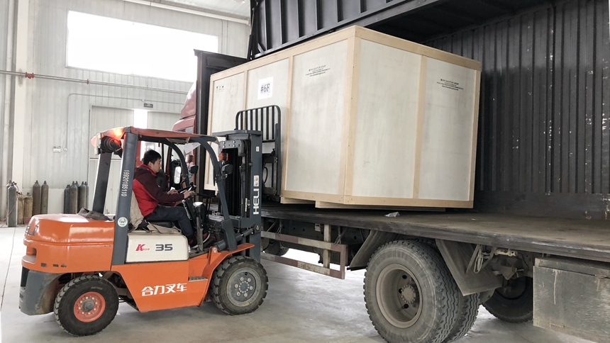 Loading a plywood boxes into Container by Folklift