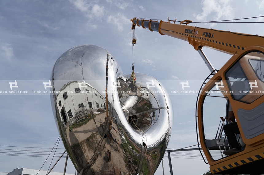 Mirror-Polishing-Stainless-Steel-Sculpture-Pre-installation 2