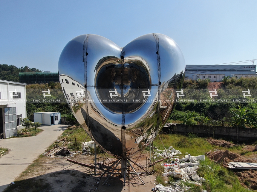 Mirror-Polishing-Stainless-Steel-Sculpture-Pre-installation 3