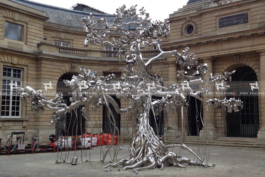 Mirror-Polished-Stainless-Steel-Tree-Statue-Exhibited