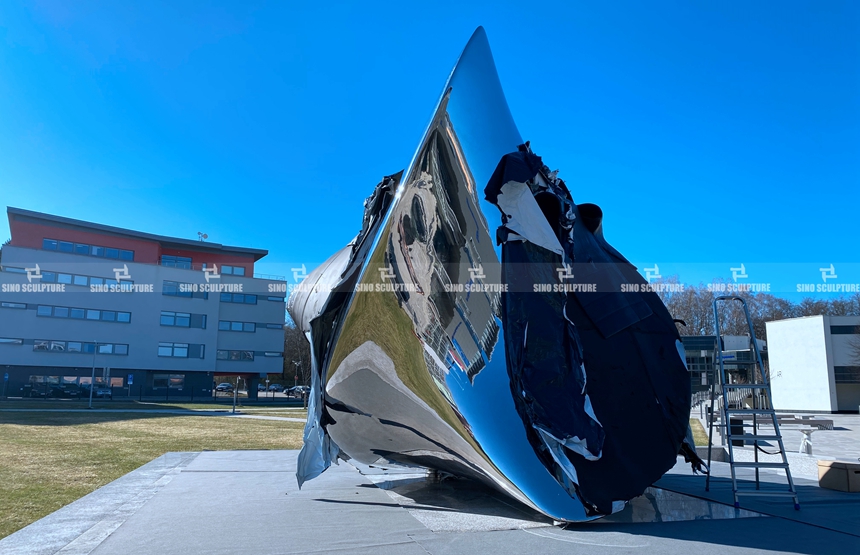 Mirror-Stainless-Steel-Heart-Statue-Site-Installation