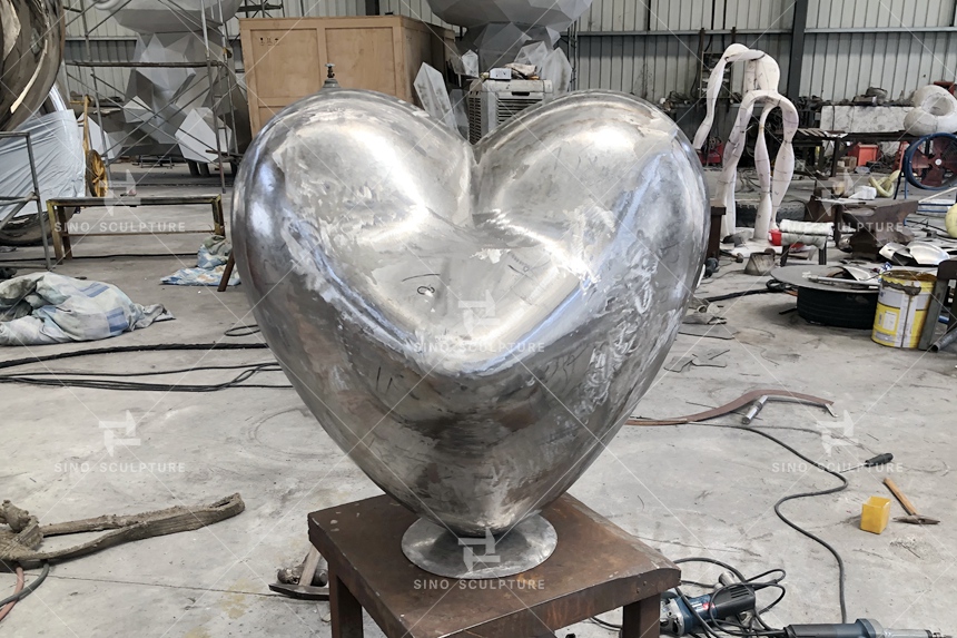 Mirror-Polished-Stainless-Steel-Heart-Shped-Sculpture-Assembling-Welding