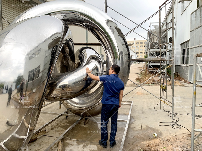 Mirror-Polished-Stainless-Steel-Crab-Sculpture-Initial-Inspection