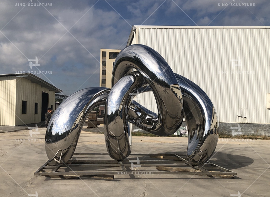 Mirror-Polished-Stainless-Steel-Crab-Sculpture-Completion